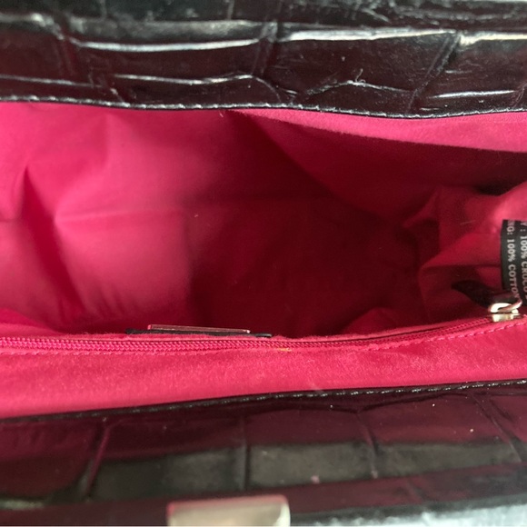 Elegant Black Croc-Embossed leather purse - Picture 9 of 15